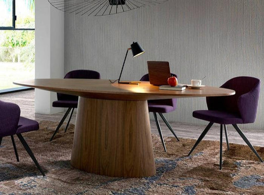 Ovaler Esstisch aus Walnussholz